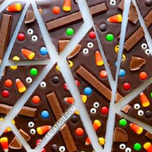 candy bark Halloween activity for toddlers and preschoolers